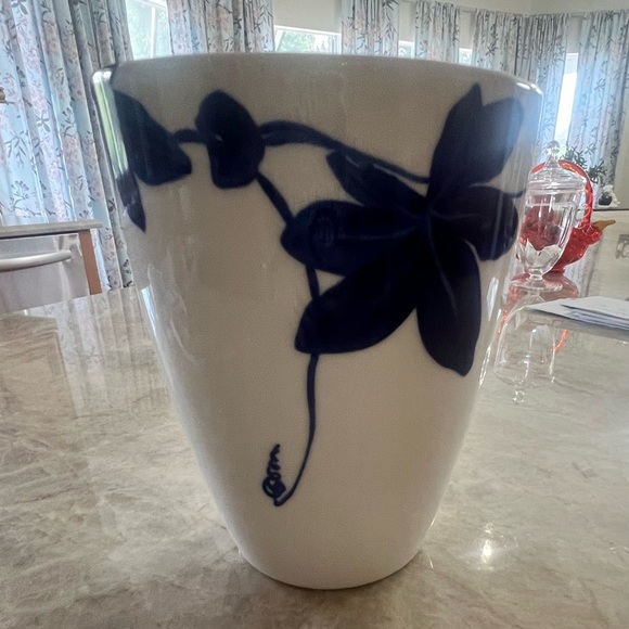 TIFFANY AND CO VINES HANDPAINTED IN JAPAN ON FINE WHITE PORCELAIN. - Picture 3 of 9